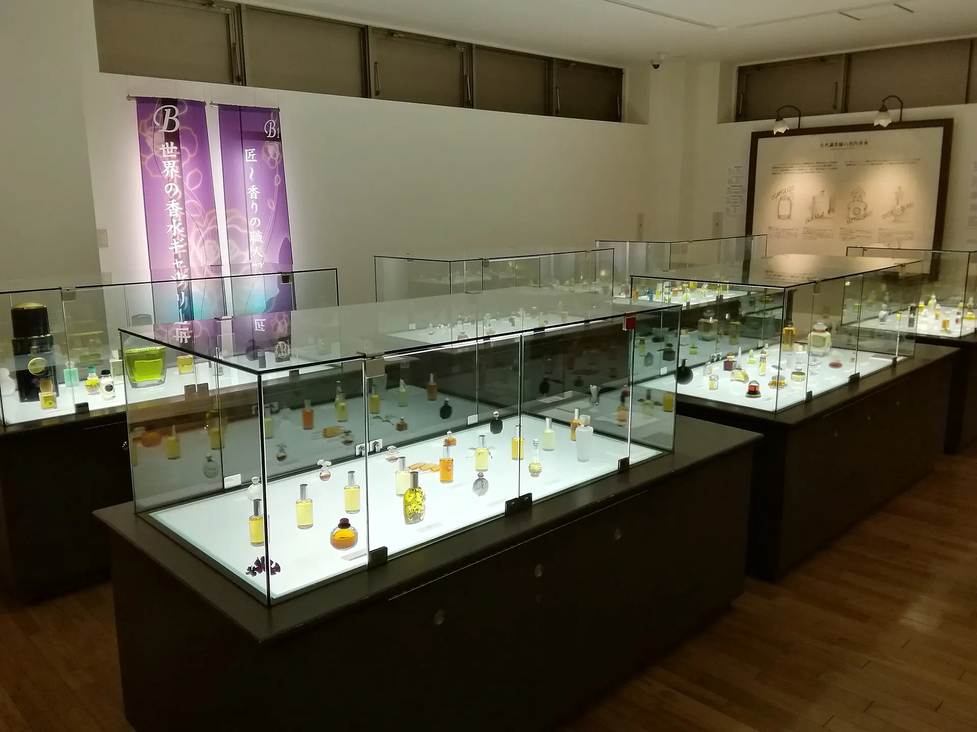 巴黎香水工作坊裡陳列的玻璃香水瓶與聞香試紙